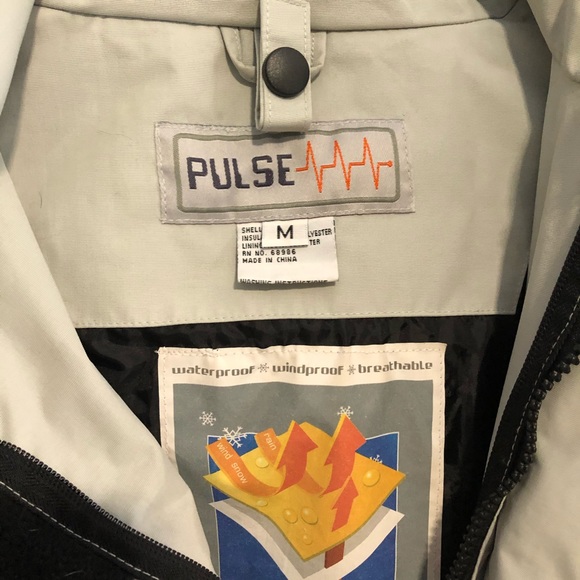 Women’s Snowboard Jacket - Picture 4 of 5